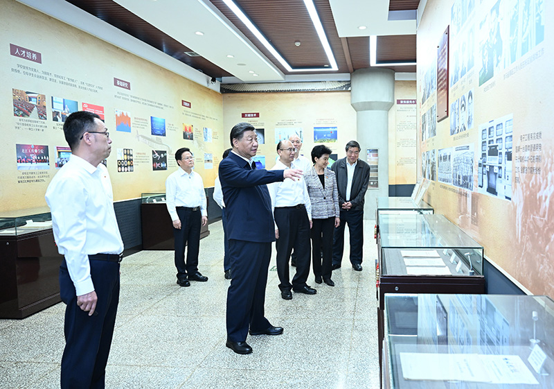 9月6日至8日，中共中央總書記、國家主席、中央軍委主席習近平在黑龍江考察。這是7日上午，習近平在哈爾濱工程大學哈軍工紀念館考察。
