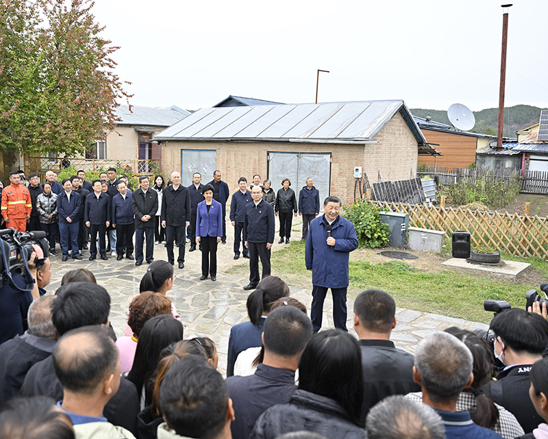 9月6日至8日，中共中央總書記、國家主席、中央軍委主席習近平在黑龍江考察。這是6日下午，習近平在大興安嶺地區漠河市北極村考察時，同當地群眾親切交流。