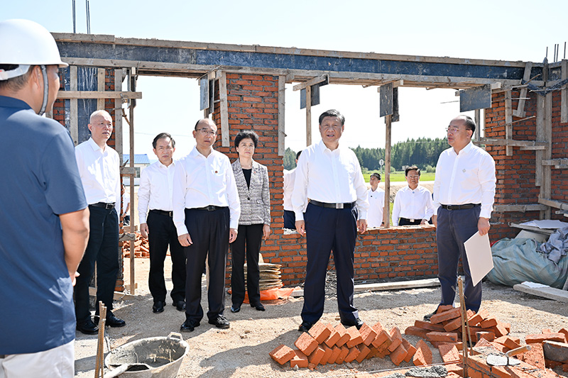 9月6日至8日，中共中央總書記、國家主席、中央軍委主席習近平在黑龍江考察。這是7日上午，習近平在遭受洪澇災害的哈爾濱尚志市老街基鄉龍王廟村，察看水毀房屋重建情況。